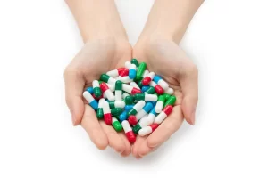 علاج الهيربس بالأدوية -أولاً: مضادات الفيروسات-ثانياً: مسكنات الألم-ثالثاً: مضادات الحساسية-رابعاً: المكملات الغذائية