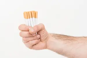 كيف يؤثر التدخين على صحة الفم والأسنان