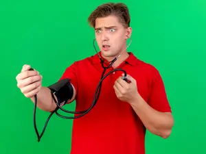 ما هي أسباب ارتفاع ضغط الدم المبكر لدى الشباب؟