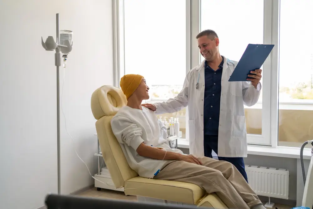 طبيب باطنية يتحدث مع مريض في عيادة الباطنة بمجمع درياق الطبي في النماص ويوفر رعاية تشخيصية وعلاجية شاملة